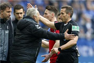 Schiedsrichter Tobias Stieler (r) verweist Freiburg-Coach Christian Streich auf die Tribüne. Foto: Ina Fassbender