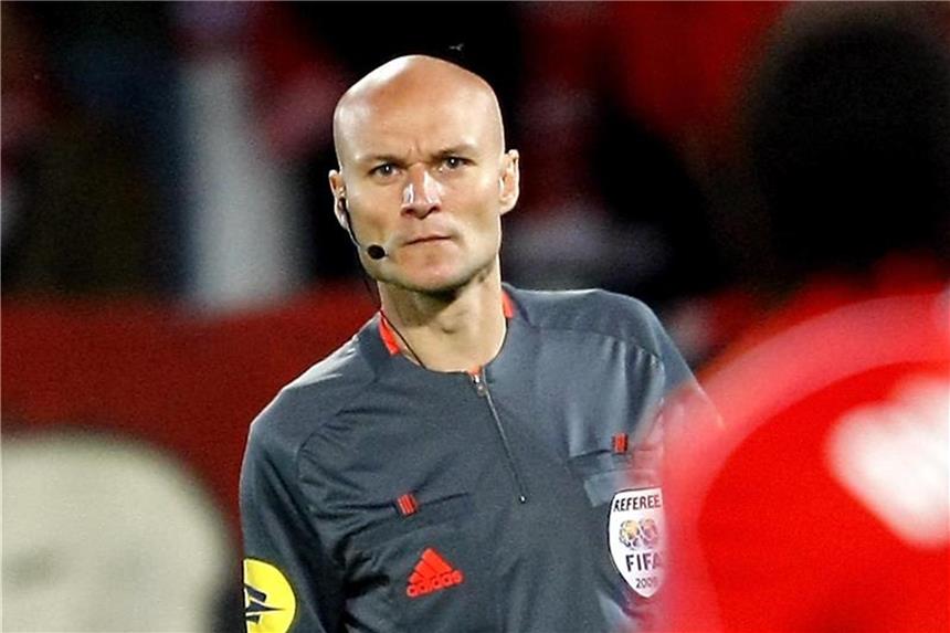 Französischer Schiri nach Tritt gegen Spieler gesperrt Schiedsrichter Tony Chapron wurde nach seinem Tritt gegen einen Spieler für drei Monate gesperrt. Foto: Michel Spingler