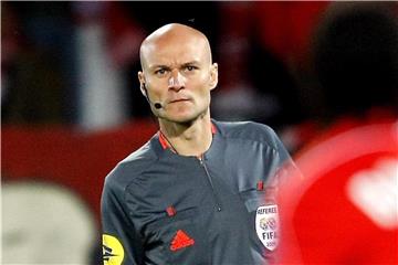 Schiedsrichter Tony Chapron wurde nach seinem Tritt gegen einen Spieler für drei Monate gesperrt. Foto: Michel Spingler