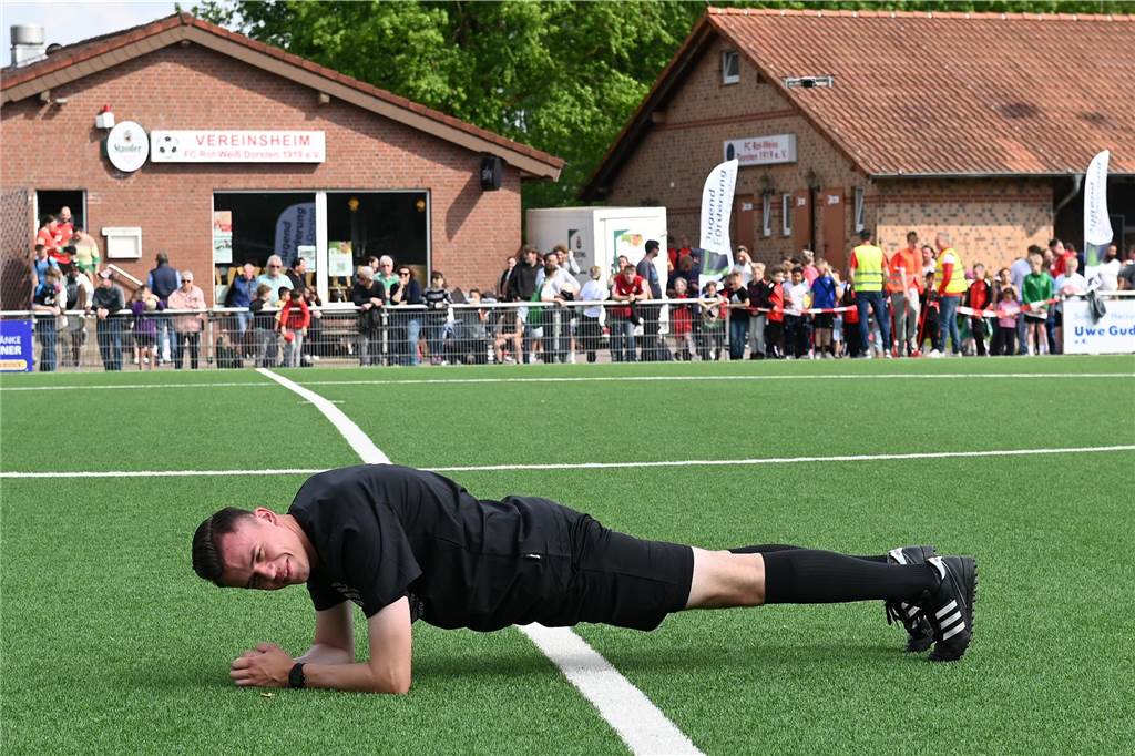 Schiedsrichter und Influencer "Qualle" zu Besuch in Dorsten, 4.5.2024
