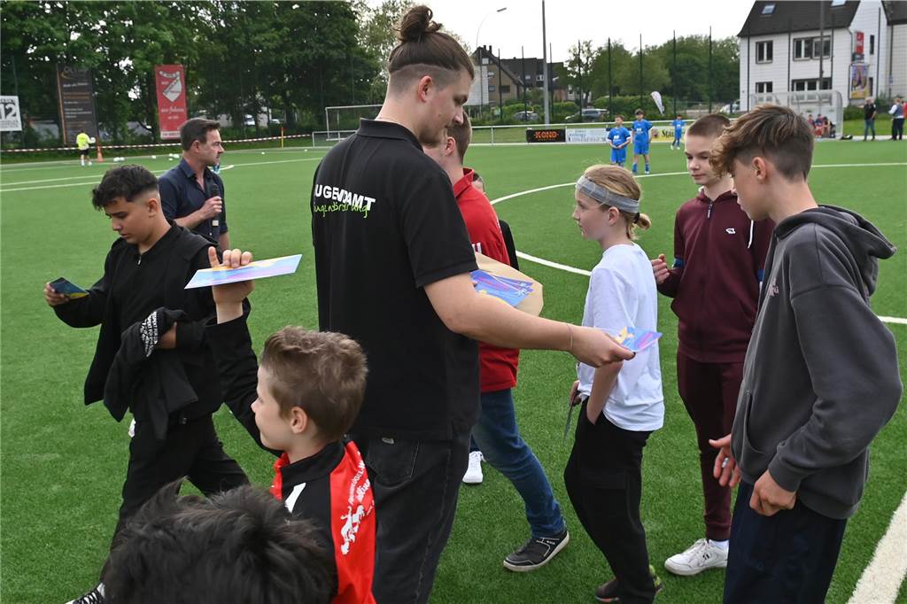 Schiedsrichter und Influencer "Qualle" zu Besuch in Dorsten, 4.5.2024