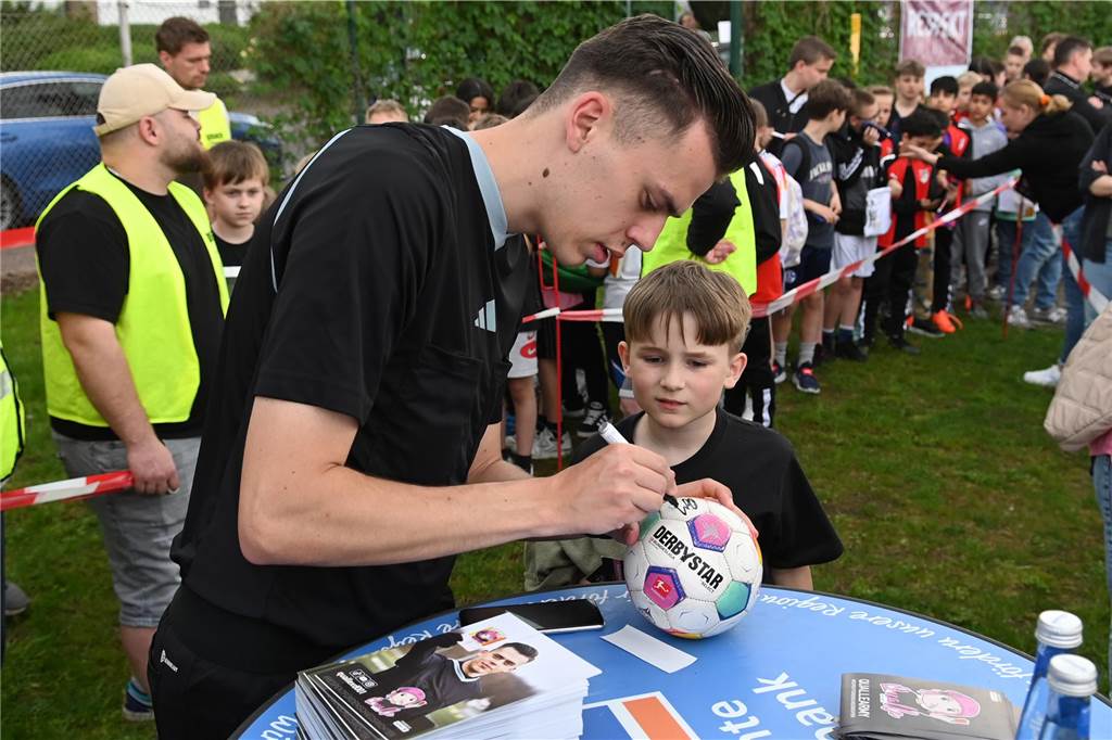 Schiedsrichter und Influencer "Qualle" zu Besuch in Dorsten, 4.5.2024
