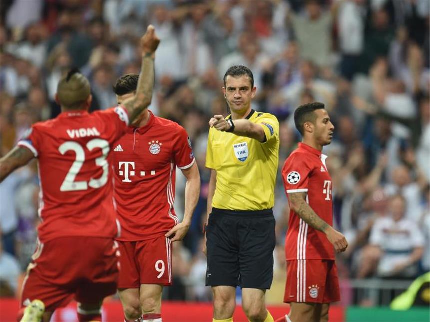 Schiedsrichter Viktor Kassai schickte Arturo Vidal (l) vom Platz. Foto: Andreas Gebert