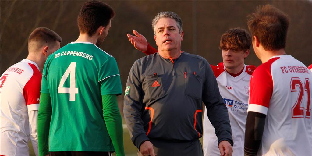 Schiri-Chef im Kreis Unna-Hamm wiegelt Streik ab: „Wäre der völlig falsche Ansatz“ Schiedsrichter - wie hier Andreas Lehmkuhl (M.) - müssen sich oftmals scharfe Kritik von Spielern, Trainern und Fans anhören. Zu tätlichen Angriffen im Kreis Unna-Hamm sei es laut dem Chef des Kreis-Schiedsrichterausschusses, Torsten Perschke, aber seit gut einem Jahrzehnt nicht mehr gekommen. Einen Streik hält er darum für nicht angebracht.