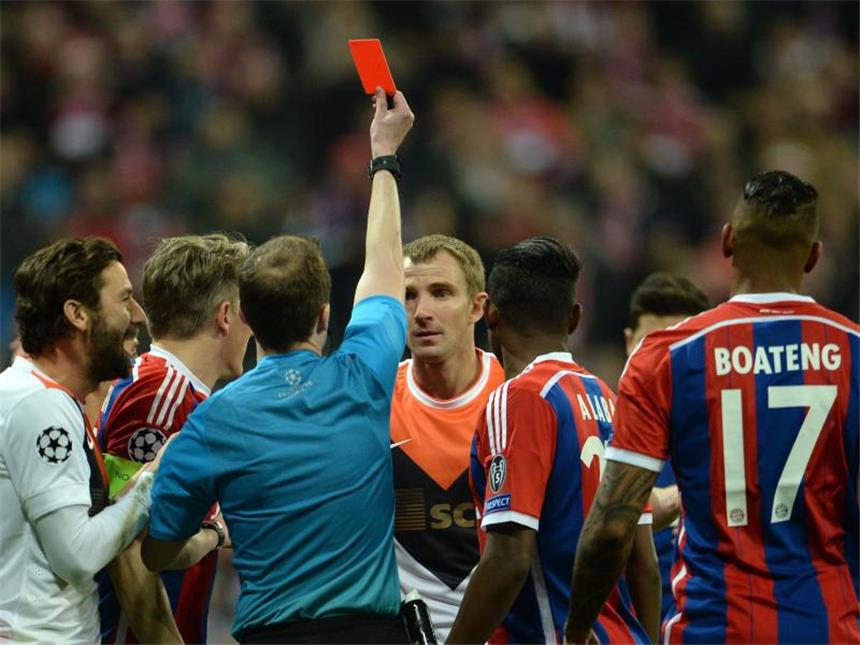 Bayern mit 7:0-Rekord ins Viertelfinale Schiedsrichter William Collum zeigt Oleksandr Kutscher (M) dafür die Rote Karte. Foto: Andreas Gebert