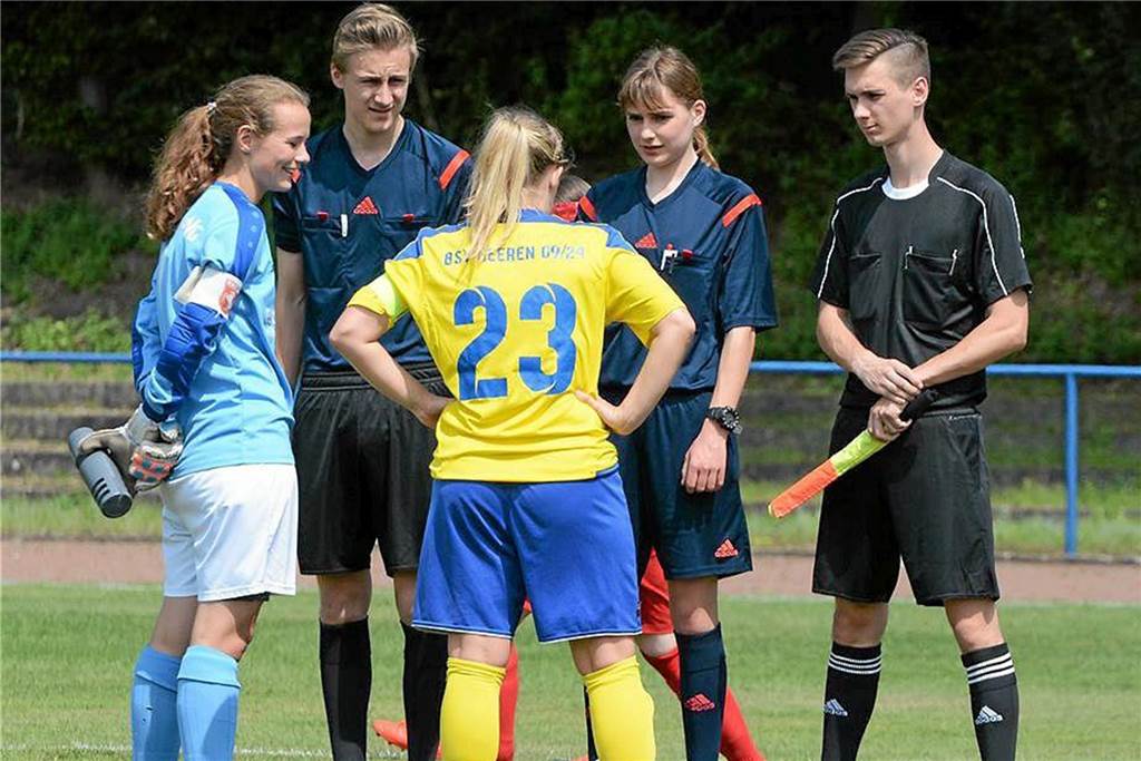 Schiedsrichterin aus dem Kreis Unna: „Frauenfeindliche Sprüche gehören leider Gottes dazu“ Schiedsrichterin Anna-Lena Weiß (Holzwickede, 2.v.r.) kennt frauenfeindliche Sprüche auf dem Fußballplatz nur zu gut.