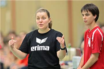 Schiedsrichterin Sandra Schlachzig (l).