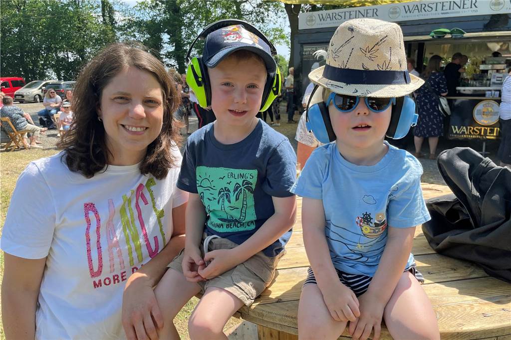 St. Hubertus: Nach fünf Stunden ist Christian Hermans neuer Schützenkönig Schießen ist laut. Mama hat ihrem Nachwuchs Ohrschützer verpasst.