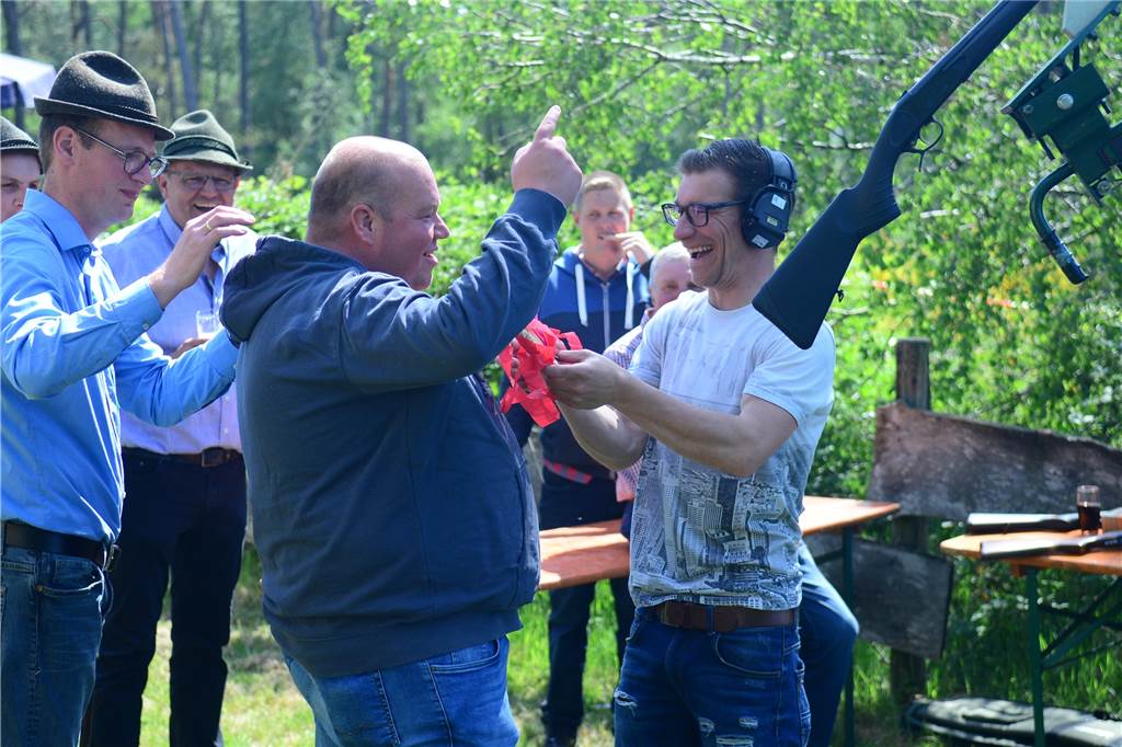 Video und viele Fotos: Tobias Ebbing ist neuer König des Schützenvereins Beikelort-Isingort Schießmeister Andre Roters übergibt einem Schützen ein rotes Band, das dieser dem Vogel abgerungen hatte.