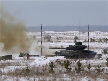 Schießtraining in einem Panzer der ukrainischen Armee unweit von Kiew. Die internationale Gemeinschaft sorgt sich um die - noch nicht einmal begonnene - Waffenruhe. Foto: Sergej Dolzhenko