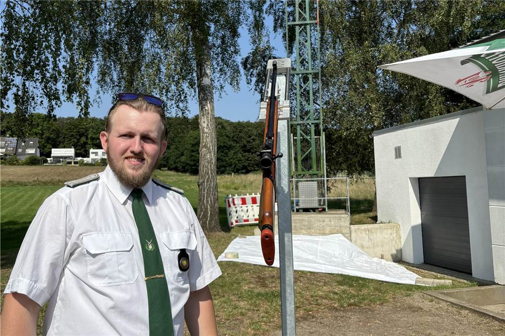 Schießwart Marvin Wachenfeld steht vor der Schießanlage.