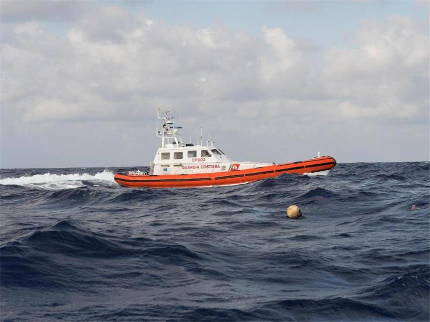 Entsetzen nach Tod hunderter Flüchtlinge im Mittelmeer Schiff der italienischen Küstenwache: Im Mittelmeer sollen bei einer Katastrophe erneut hunderte Flüchtlinge ertrunken sein. Foto: Ettore Ferrari/Archiv
