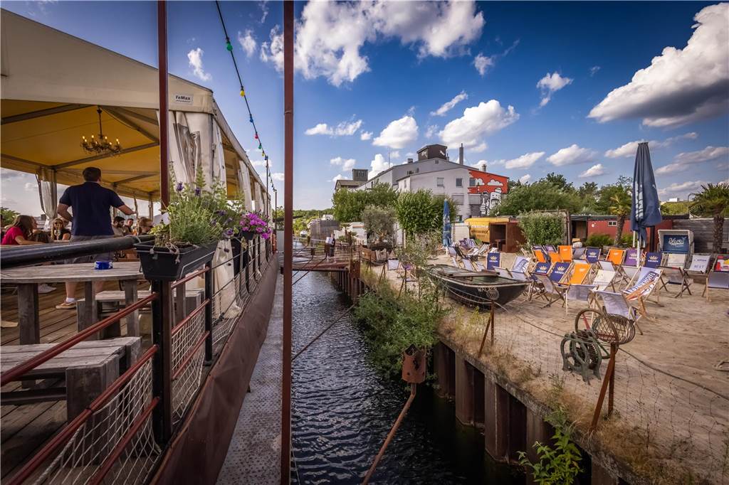 Sonne, Sand und echtes Strandfeeling: „Herr Walter“ im Hafen im Check Schiff oder Strand - vor dieser Wahl stehen Besucherinnen und Besucher von „Herr Walter“.