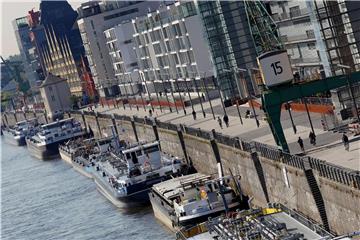 Schiffe liegen am Rheinauhafen in Köln vor Anker. Foto: Oliver Berg/Archiv