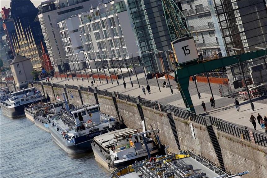 Rheinauhafen: Binnenschiffer mit Lösung nicht einverstanden Schiffe liegen am Rheinauhafen in Köln vor Anker. Foto: Oliver Berg/Archiv