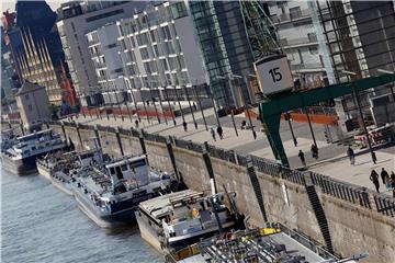 Schiffe liegen am Rheinauhafen in Köln vor Anker. Foto: Oliver Berg/Archiv