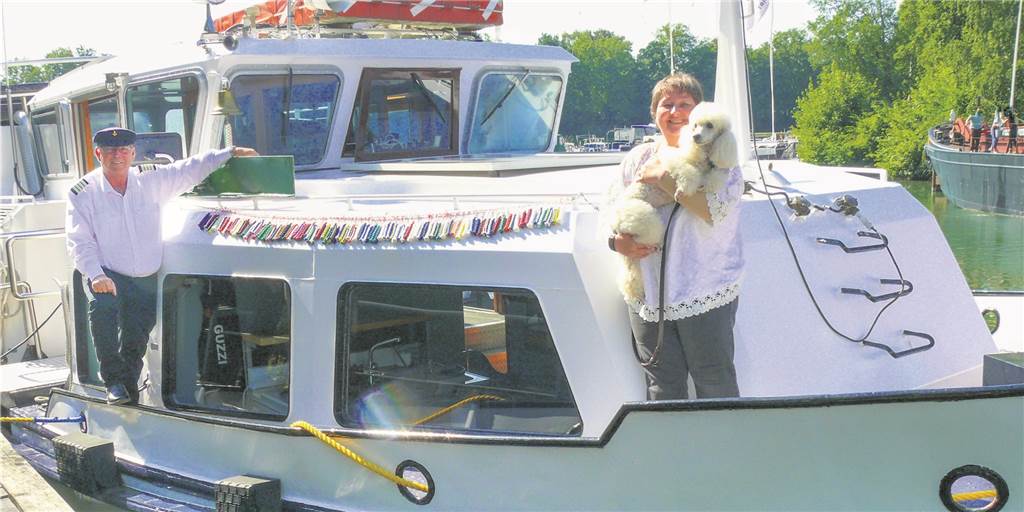 Extraschicht: „Die Henrichenburg“ fährt am Schiffshebewerk kostenlos Ein Ehepaar steht auf einem Schiff im Wasser. Die Frau hält einen Hund im Arm.