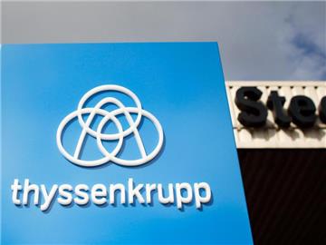 Schild "thyssenkrupp" vor der Werkszufahrt beim Stahlwerk von Thyssenkrupp. Foto: Ina Fassbender/Archiv
