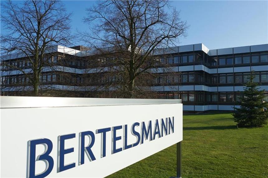 Bertelsmann schreitet bei Digitalisierung voran Schild vor Verwaltungsgebäude von Bertelsmann. Foto: Bernd Thissen/Archiv