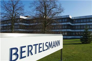 Schild vor Verwaltungsgebäude von Bertelsmann. Foto: Bernd Thissen/Archiv