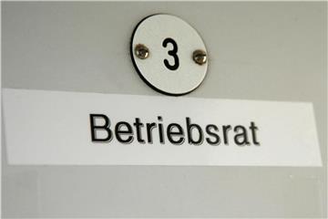 Schild zu einem Betriebsratszimmer in einem metallverarbeitenden Betrieb. Foto: Frank Rumpenhorst/Illustration