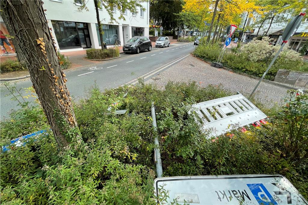 Schilder abgeflext, kein Bus, kein Stau mehr zu sehen: Das Verkehrschaos in der Castroper Altstadt endete am Montag nach rund 90 Minuten.