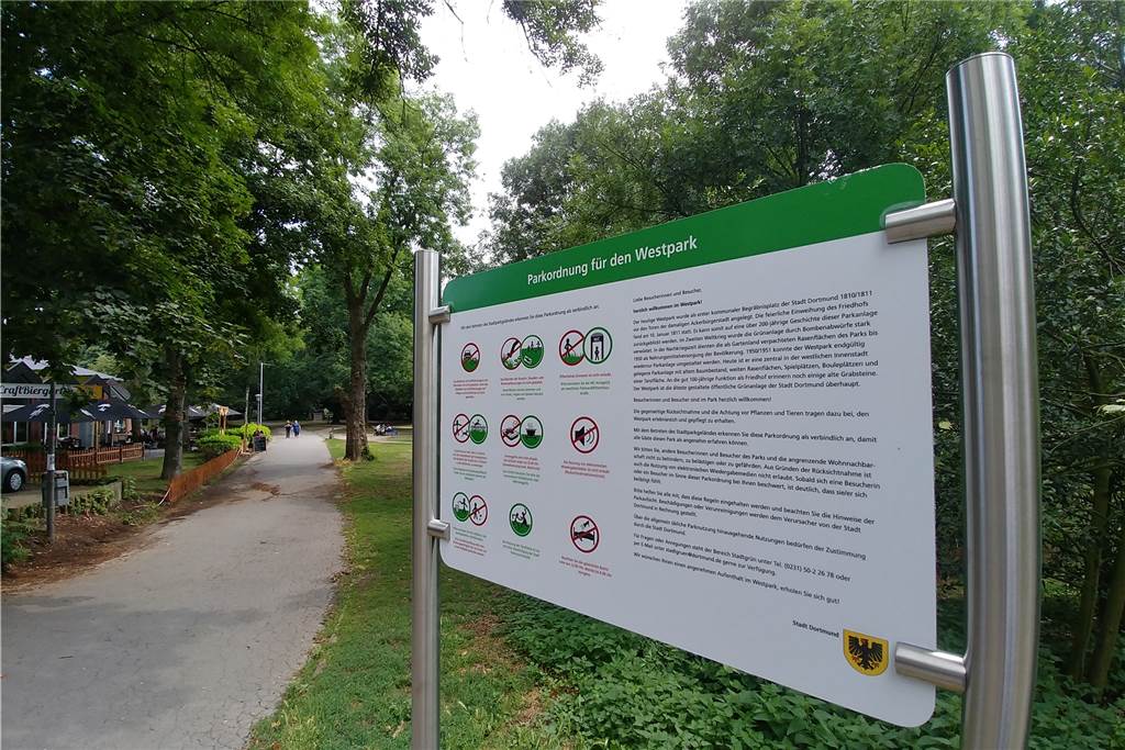 Neue Parkordnung für den Westpark muss sich noch bewähren Schilder an den Eingängen weisen auf die neue Parkordnung hin.