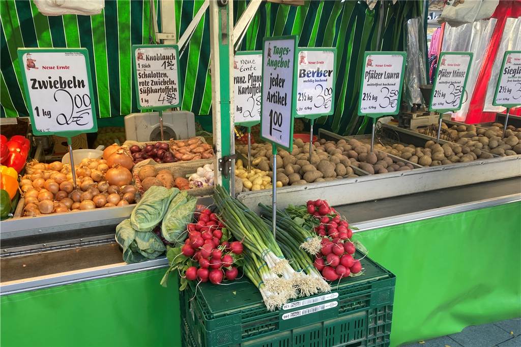 Höhere Preise: Warum Lebensmittel auf dem Lüner Markt immer teurer werden Schilder auf dem Lüner Wochenmarkt zeigen an, was das Obst und Gemüse kosten soll. Die Standinhaberin muss die Schilder regelmäßig korrigieren.