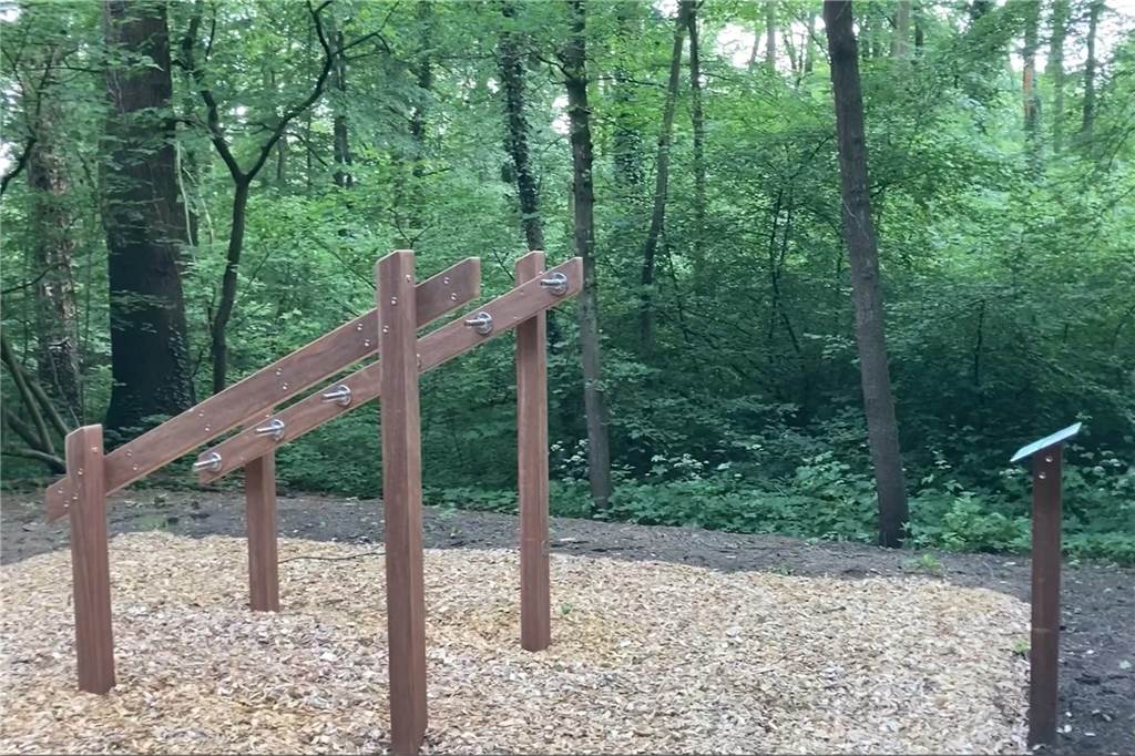 Schilder erklären an verschiedenen Stellen, wie die einzelnen Übungen im Volkspark Schwansbell funktionieren.