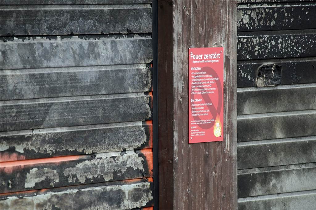Verbot von Werkstätten nach Feuer an der Wethmarheide in Lünen Schilder finden sich nun überall in dem Hallen-Komplex. "Feuer zerstört eigenes und fremdes Eigentum!" lautet die Überschrift.