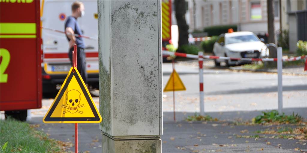 Rentner hortet in Dortmund kiloweise Sprengstoff: Wer ist dieser Mann? Schilder haben während der Durchsuchung auf die Gefahr in der Volksgartenstraße hingewiesen.