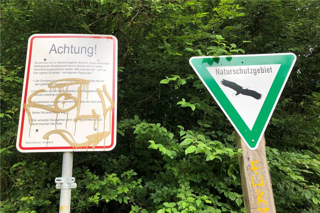 Spurensuche nach illegalem Rave führt zu überraschendem Ort Schilder machen klar: Hier ist ein Naturschutzgebiet, in dem es verlassene militärische Anlagen gibt