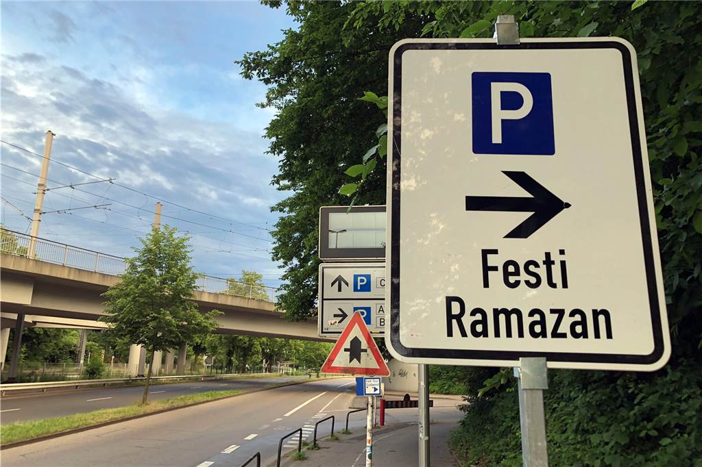 Festi-Ramazan-Veranstalter verspricht Anwohnern besseres Konzept gegen Lärm Schilder sollen rechtzeitig auf das kostenlose Parkplatz-Angebot hinweisen. Das kostenlose Angebot soll Staus durch den Ticketverkauf verhindern.