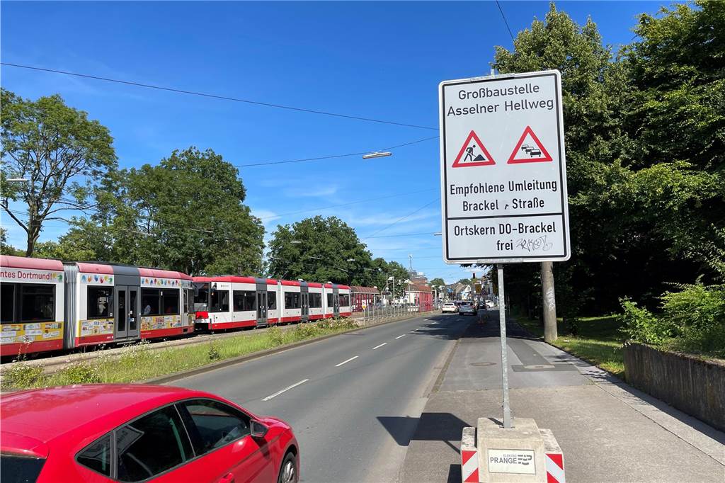 Wambeler Hellweg: „Als Autofahrer kriegst du Krämpfe“ Schilder weisen auf die Baustelle hin.