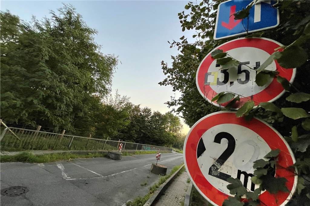 Schilder weisen auf die Regelung hin: Keine Autos über 3,5 Tonnen dürfen über die Emscherbrücke an der Horststraße fahren. Sie ist eingeengt und von den Noten der aktuellen Brückenprüfung her die marodeste Brücke der Stadt.