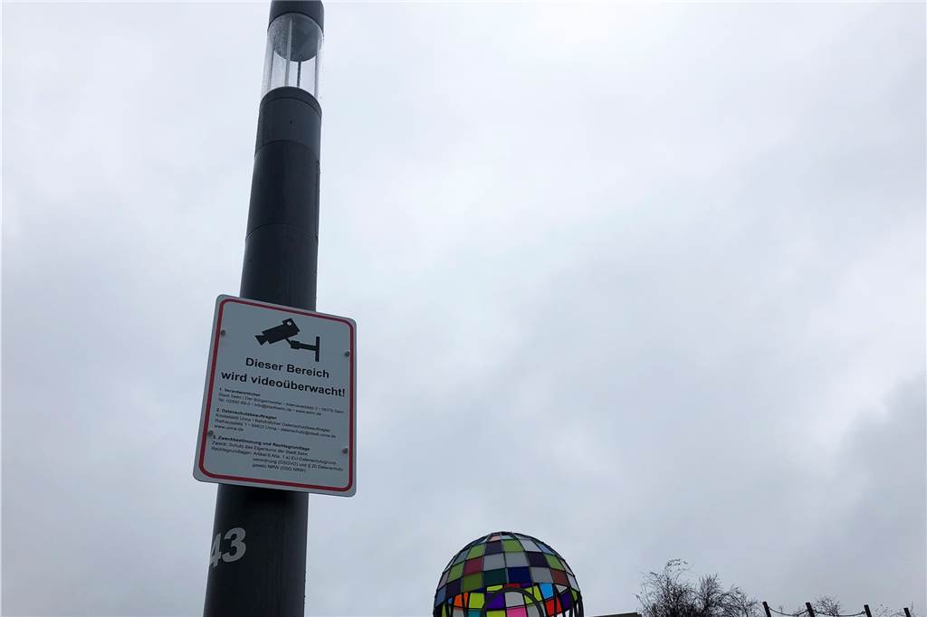 Vandalismus im Auenpark Selm: Stadt wehrt sich gegen Vorwürfe Schilder weisen auf die Videoüberwachung im Auenpark Selm hin.