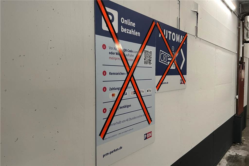 Schilder weisen darauf hin, dass auch online bezahlt werden kann, indem beispielsweise ein QR-Code eingescannt wird.