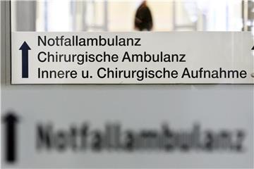 Schilder weisen den Weg zu einer Notfallambulanz. Foto: Jan Woitas/Archiv