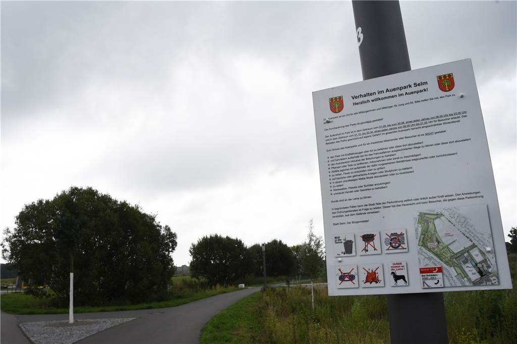 Mit roher Gewalt gehandelt: Vandalismus im Auenpark Selm geht weiter Schilder weisen die Besucher des Auenparks darauf hin, was nicht erlaubt ist. Nicht gestattet ist zum Beispiel, Teile aus dem Auenpark zu entfernen.
