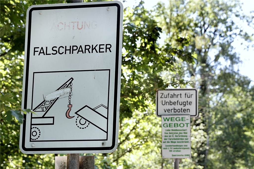 Kontrollen und Abschleppaktion an den Silberseen: Behörden greifen durch Schilder weisen eindeutig auf das Park- und das Wegeverbot am Silbersee III hin.