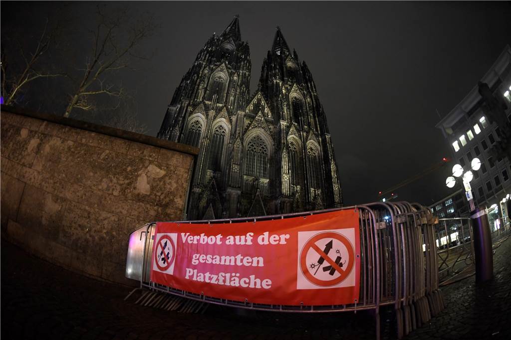 Silvester 2022: Verkaufsstart für Feuerwerk: Ab wann und wo man Böller und Raketen kaufen kann Schilder weisen eine Böllerverbotszone in der Silvesternacht rund um den Kölner Dom aus.