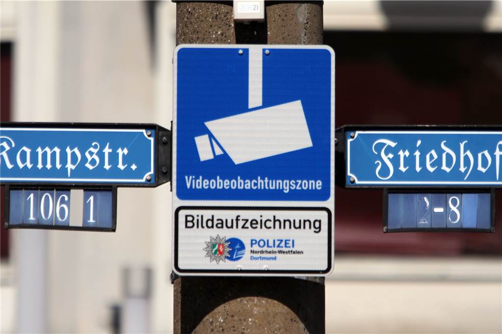 Polizei will Videokameras an 13 Standorten an der Münsterstraße Schilder weisen Passanten auf die „Videobeobachtungszone“ hin.