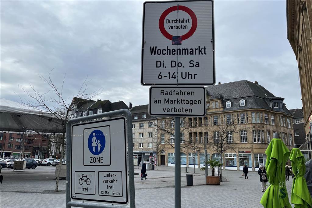 Lea vom Ordnungsamt erlebte einen Angriff im Job Schilder wie dieses weisen darauf hin, dass eine Durchfahrt während der Marktzeiten nicht erlaubt ist.