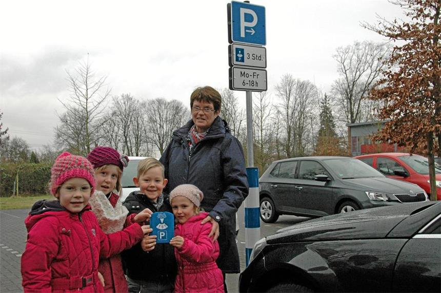 Weiherstraße: Jetzt herrscht Parkscheibenpflicht Schilder zeigen es, die Parkzeit auf dem Parkplatz an der Weiherstraße ist künftig begrenzt. Lara, Lena. Collin, Jasmin und Kita-Leiterin Ulrike Sträter weisen Besucher und Anwohner auf die Parkscheibenpflicht hin.