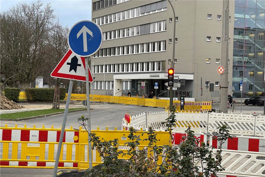 „Ich werfe der Stadt Inkompetenz vor“: Familie Reitmayer lebt zwischen Baustellen Schilderwald und Absperrungen prägen das Bild von Schwanenwall und Geschwister-Scholl-Straße.
