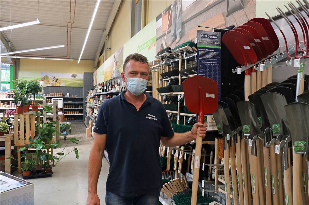 Folge des Unwetters: Schubkarren, Pumpen, Besen in Baumärkten in Werne vergriffen Schippen, Besen und Spezial-Gummistiefel sind im Raiffeisen-Markt in Werne derzeit gefragt, erzählt Thomas Eggenstein aus dem Raiffeisen-Markt. Artikel wie Tauchpumpen gibt es hier gar nicht mehr.