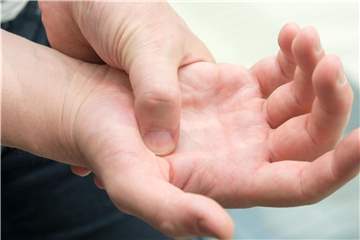 Schläft die Hand immer wieder ein, ist möglicherweise ein Nerv unter Druck geraten. Foto: Karolin Krämer