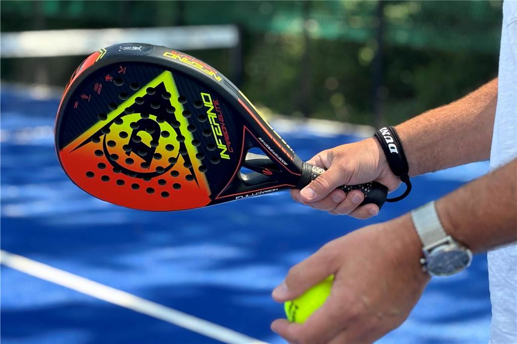 Erster Padel-Court: So will der VFL Ahaus durch Trend-Sportart punkten Padel-Schläger und Ball auf dem Padel-Court in Ahaus