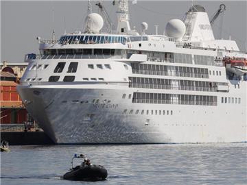 Schlafen werden die Basketballer auf der Silver Cloud - wegen der längeren Betten. Foto: Nic Bothma