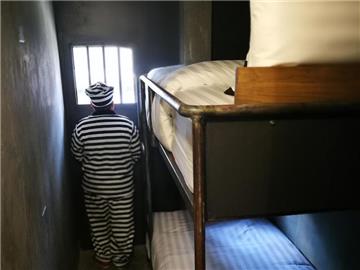 Schlafen wie in einem echten Gefängnis: Auch Häftlingskleidung gibt es. Foto: Hotel Sook Station/dpa